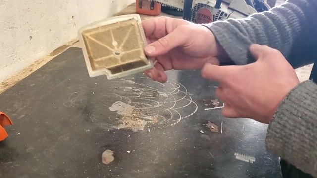 Chainsaw Basics 3: How to clean a chainsaw air filter смотреть онлайн