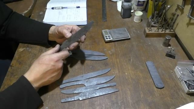 Ковка простого и бюджетного ножа. Часть 3. " Закалка стали х12мф" смотреть онлайн