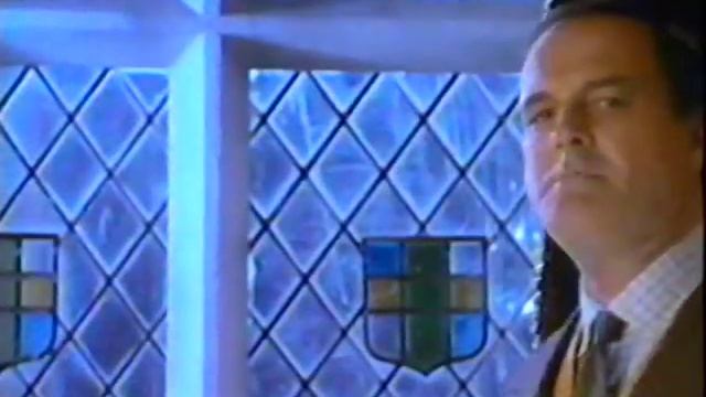 John Cleese/ James Bond 007 Schweppes Commercial смотреть онлайн