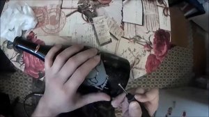 Гравировка на стеклянной бутылке, ручным гравером.