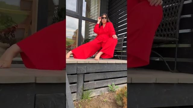 Красный брючный костюм в пижамном стиле смотреть онлайн