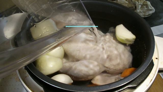 Куриный бульон в мультиварке. Считается вкусным, ароматным и очень полезным блюдом. смотреть онлайн