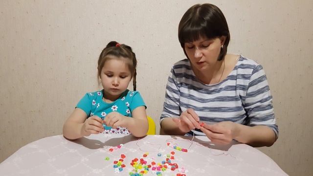 Диана собирает разноцветные бусы.Что? КАК? Что получилось?Делаем бусы своими руками. смотреть онлайн