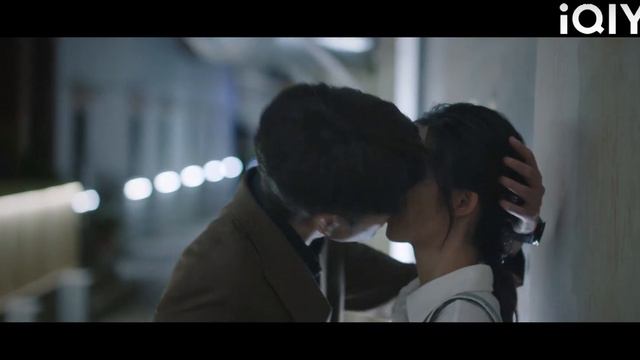 ซีอีโอเห็นซินเดอเรลล่าเดทกับชายอีกคนหนึ่งและจูบซินเดอเรลล่าอย่างอิจฉา! смотреть онлайн