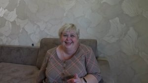 Нам привезли новый диван. Купили в ванную красивую раковину и зеркало.