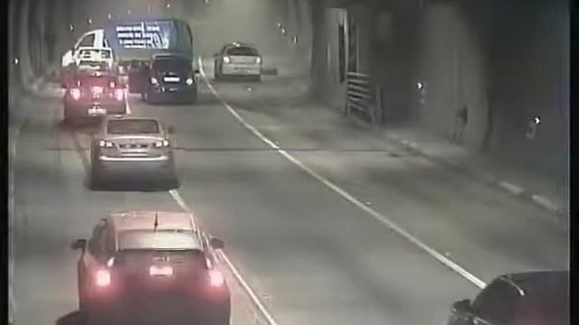 Газель проехала по открытому люку смотреть онлайн