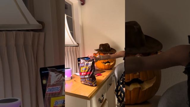 iPhone 15 Pro Max: Хэллоуинский Сюрприз отДевайс-Королевы смотреть онлайн