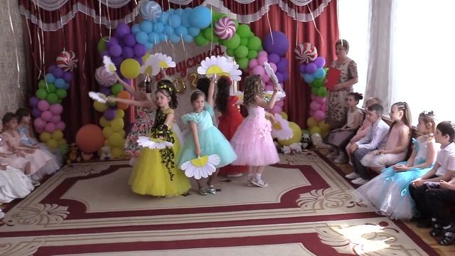 Танец с ромашками на выпускном утреннике. смотреть онлайн