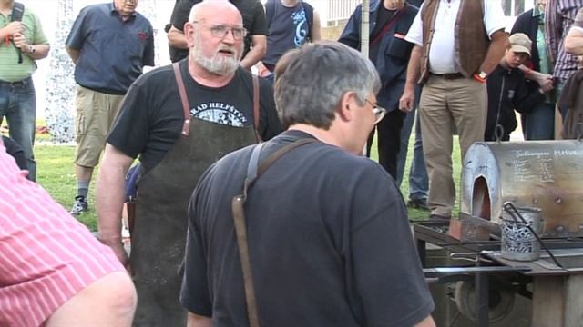 Ролик 16. Выставка, Золинген, Клингенмузеум, кузнец показывает своё умение. Год съёмки уточню. смотреть онлайн