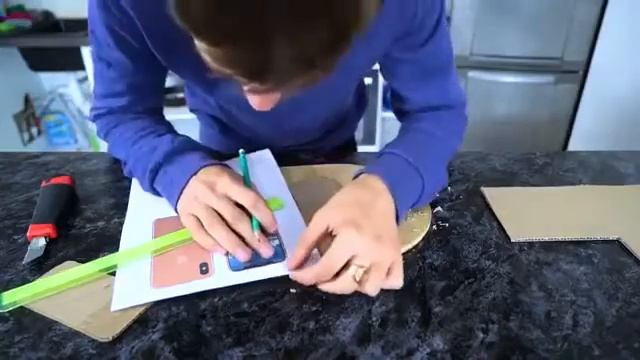 (HiMan)IPhone X ИЗ КАРТОНА?КАК СДЕЛАТЬ АЙФОН ИЗ КАРТОНА. смотреть онлайн