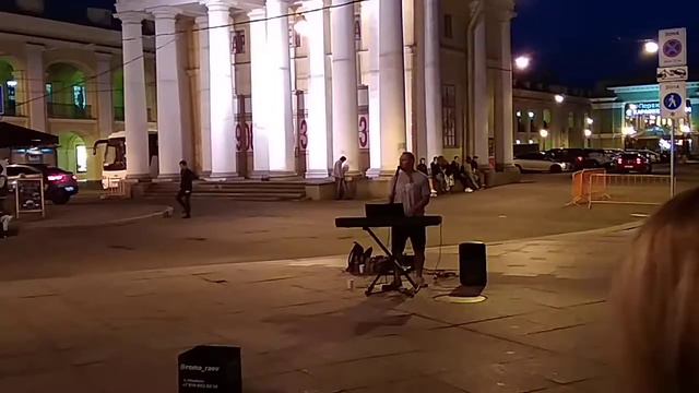 Уличный музыкант на Невском проспекте. Рома Раев попурри, street musicians смотреть онлайн