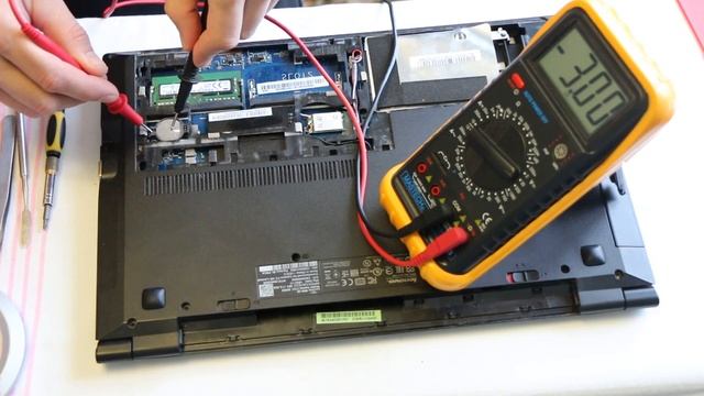 Проверяем напряжение в батарее CMOS ноутбука Lenovo B50-30 смотреть онлайн