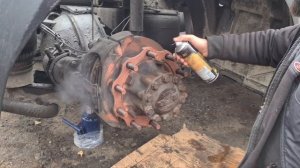 Daf XF 105 Замена шпилек и колодок задней ступици,Замена тормозных дисков не могу  открутить ступиц