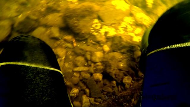 How to: underwater fishing, catching perch with worms. Подводная рыбалка на окуня. смотреть онлайн