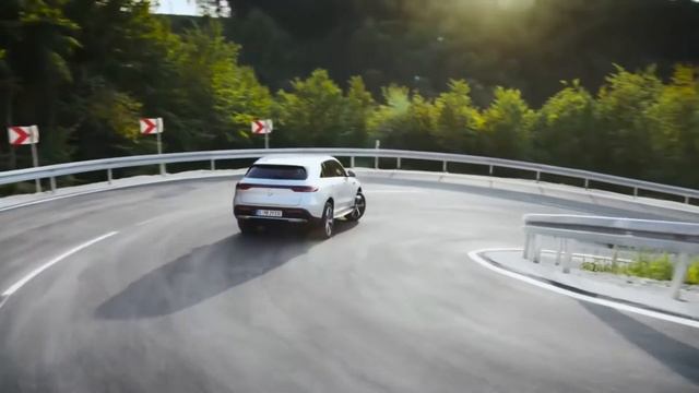 Mercedes-Benz EQC at Auto Expo 2020 смотреть онлайн