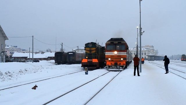 ТЭП70 0090 отправляется из Рыбинска с пригородным поездом Рыбинск - Пищалкино. смотреть онлайн