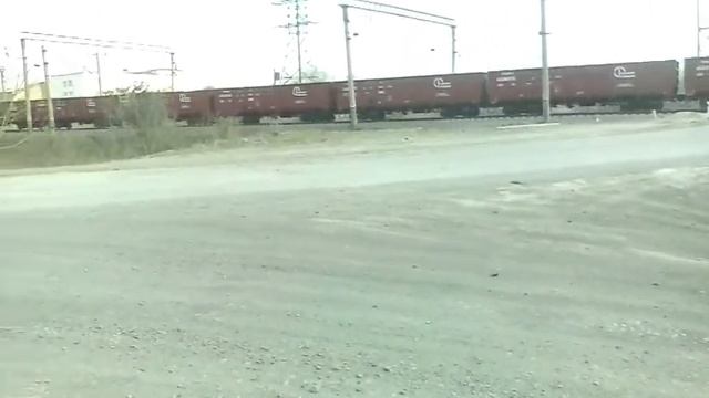 Электровоз 3ЭС5К-820 «Ермак» с грузовым поездом.