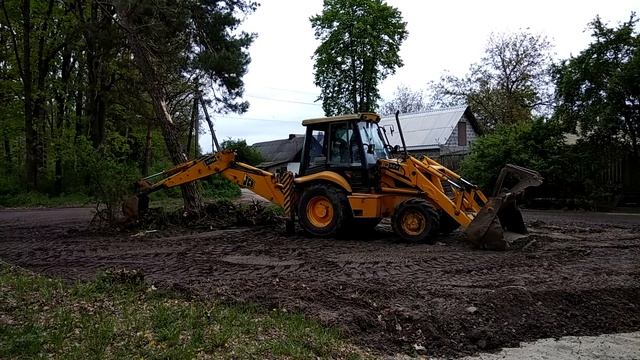 Backhoe loader fells an old tree. смотреть онлайн