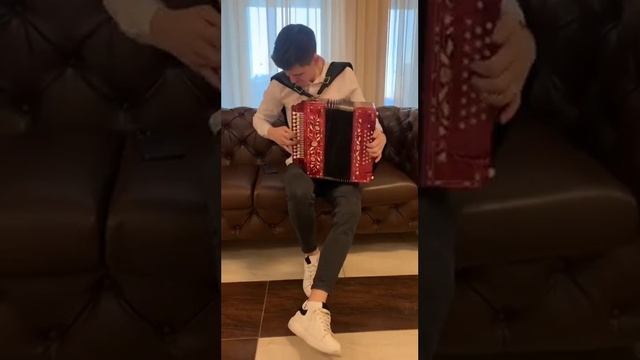 Влад Шумкин, Гармонь Драйв Москва. Тестирует мою гармонь. Фойе ДК Нефтяник Тюмень смотреть онлайн
