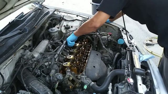 Replacing Spark plug seals on 94 Honda Accord DX смотреть онлайн