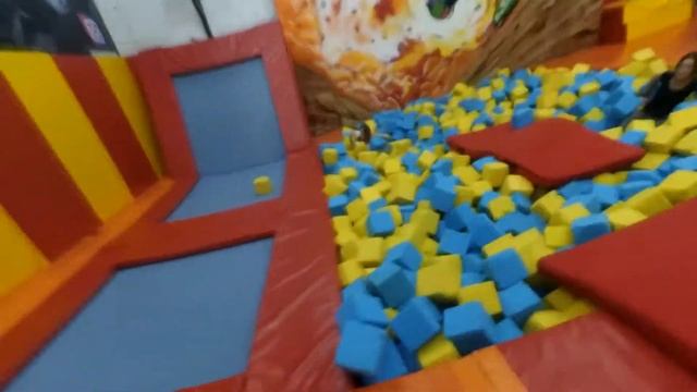 БАТУТЫ "Джой Джамп" l ПРЫЖКИ l Минск смотреть онлайн