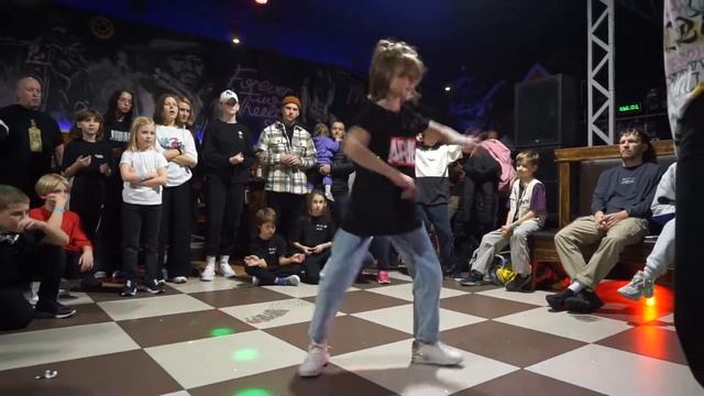 Молчанова Анна VS Атяскина Вика смотреть онлайн