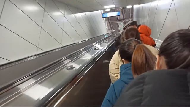 Корейское Метро. Еду Из Инчхона В Сеул. Корейцы помогают, спасибо им большое. Жизнь в Корее. смотреть онлайн