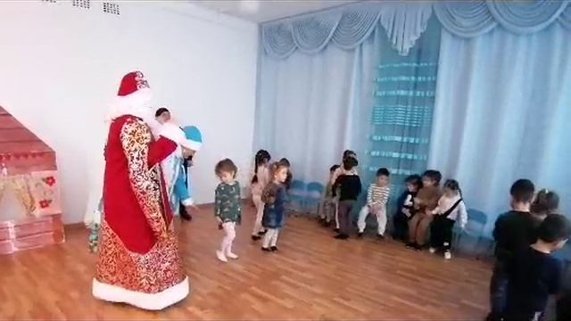 Провожаем символов Нового года Деда Мороза и Снегурочки смотреть онлайн