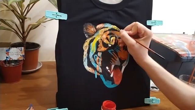 Роспись черной футболки. Ручная работа. Рисунок тигра. Painted Black T-shirt. Handwork