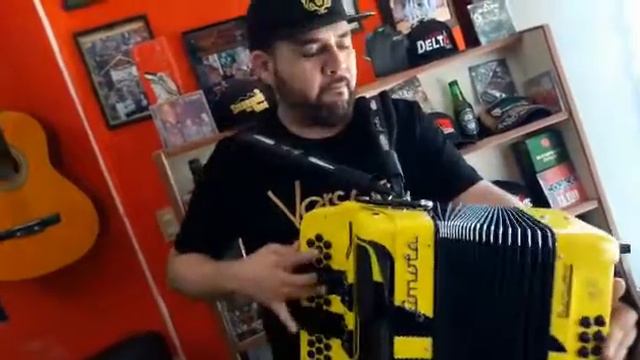 De visita en Madrid accordion nuestro buen amigo luisito del grupo la Revancha смотреть онлайн