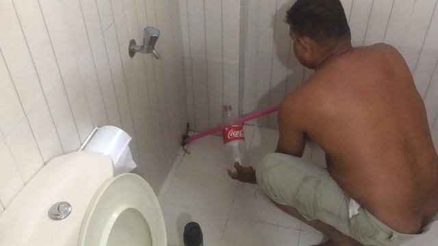 Змея в туалете. Утро начинается не с кофе. Обнаружил змею, когда пошел в туалет. Кот принес змею смотреть онлайн