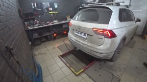 Установка фаркопа на Volkswagen Tiguan 2 2018 г.в. с быстросъёмным шаром и штатной электропроводкой.