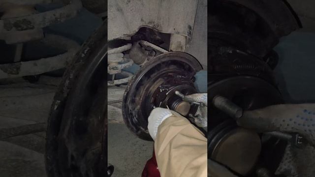 Лифан Х60 снятие ступицы заднего колеса. Часть 2. Lifan X60 Removing The Rear Wheel Hub. Part 2.
