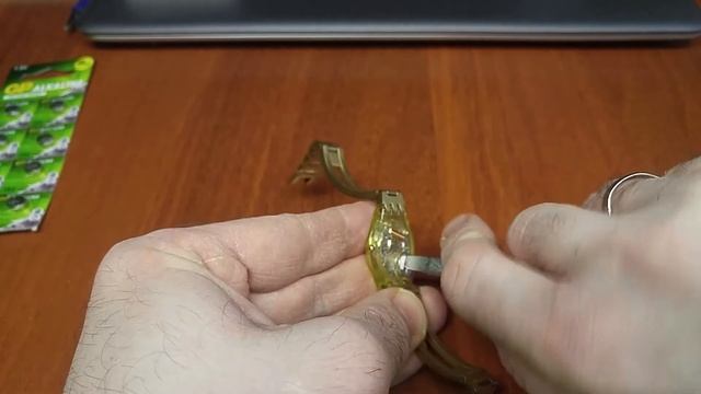 Как поменять батарейку. Замена батарейки в кварцевых часах своими руками смотреть онлайн