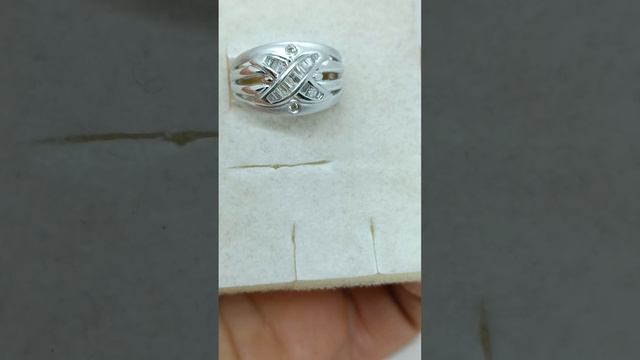 Золотое кольцо 750 проба с бриллиантами 0.40К огранки "Багет" размер 17.0 смотреть онлайн