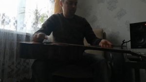 как опустить  струны на гитаре