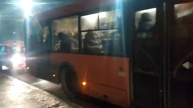 Люди еле запихиваются в автобус. Остановка станция метро Буревестник. Час пик смотреть онлайн