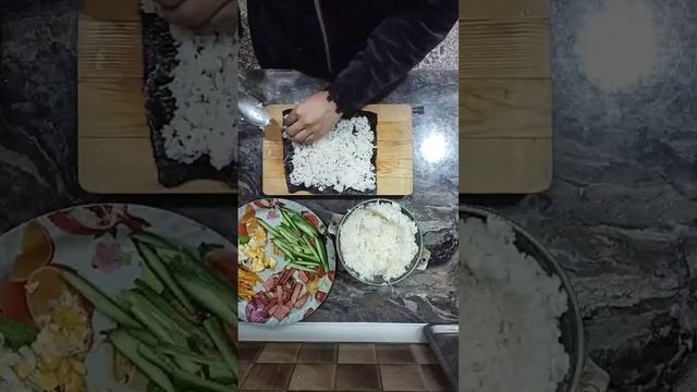 #кимпаб#рецептОгурец,Нори (водоросли)Варим: рис Жарим: яйцо(как омлет), колбаса или сосиска, морков смотреть онлайн