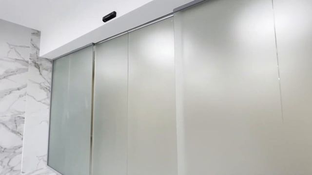 Автоматические раздвижные двери из матового стекла для входной группы с радаром безопасности
