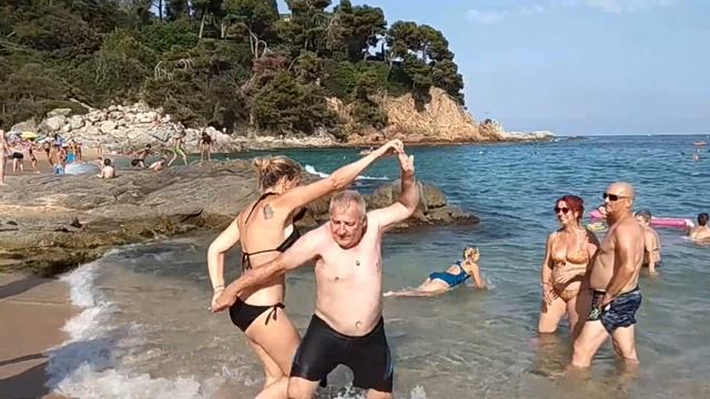 Танцы на пляже в Испании. Baile en la playa. Dancing on the beach смотреть онлайн