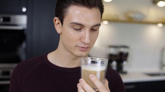 Eletta Explore | Cold milk drinks with the new LatteCrema Cool Technology смотреть онлайн