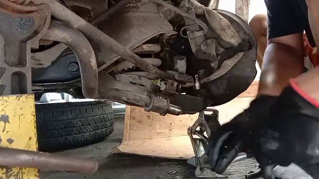How to replace L300 lower suspension rubber bushing смотреть онлайн