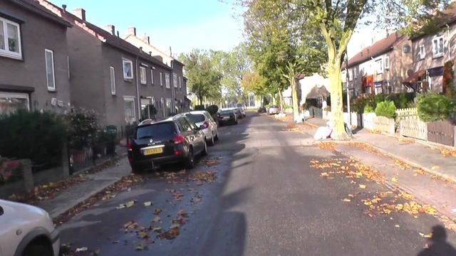 Мусорные пакеты на улице и каменные статуи! Неймеген, Nijmegen. Нидерланды (Netherlands). смотреть онлайн