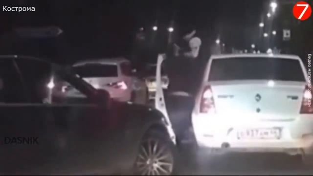 Хам на Мерседесе нарвался на великана из Логана смотреть онлайн