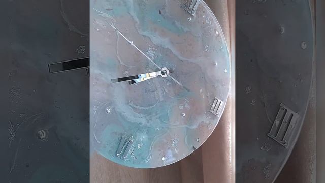 Настенные часы из эпоксидной смолы - прохладные пастельные оттенки. смотреть онлайн