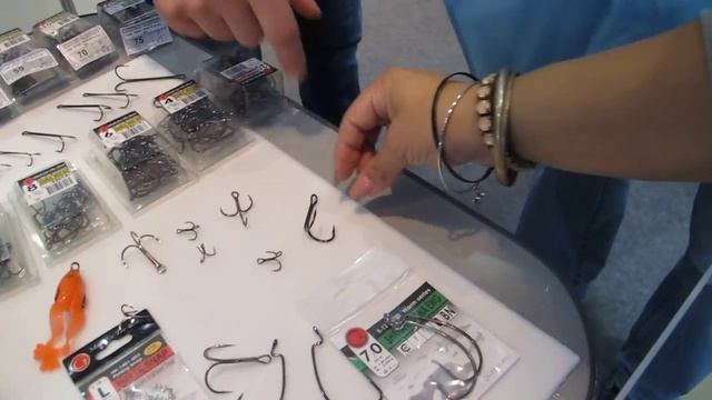 ?Коллекция крючков GURZA-HOOKS.RU! Что делают блондинки на мужской выставке! Блондинка на крючке! смотреть онлайн