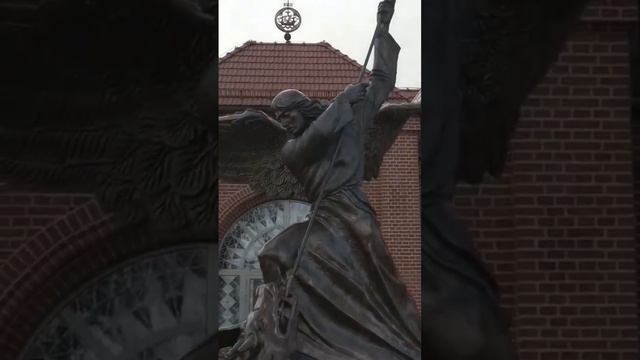 История красного костёла, как его переделывали, меняли форму, закрашивали рисунки. Жаль не работает смотреть онлайн