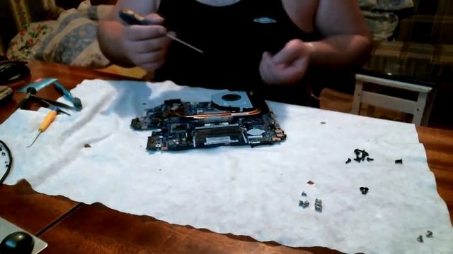 Dust cleaning and replacing the thermal paste on the laptop Pac смотреть онлайн