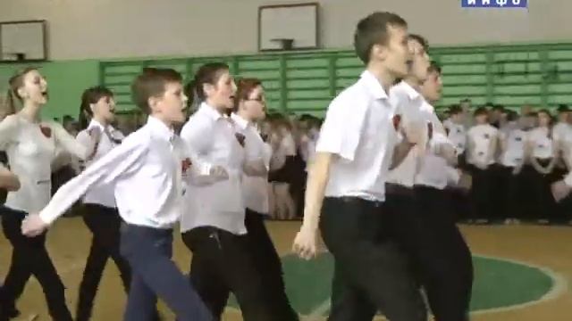 Смотр строевой песни ученики шадринской школы №2 (2015-05-08) смотреть онлайн