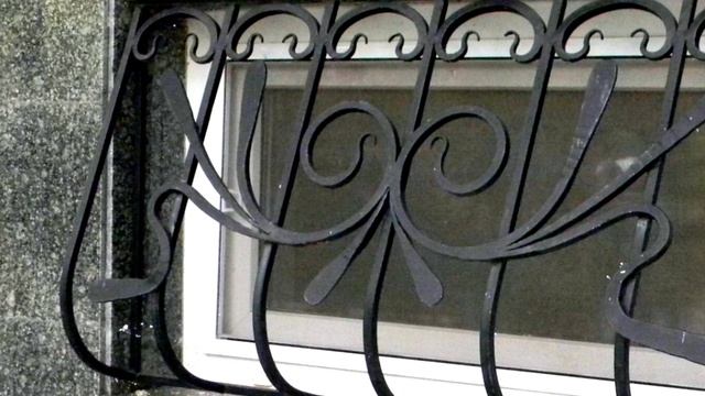 Отделка фасада серый гранит и кованая решетка на окно ковка смотреть онлайн
